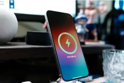 富文镇苹果15换屏服务分享用什么充电器给iPhone15充电更好 